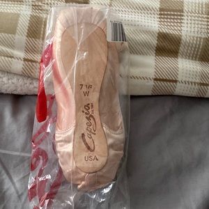 NWT Capezio pointe shoes